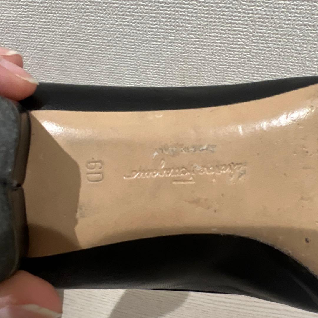 Ferragamo 黒ゴールドチェーン付き靴