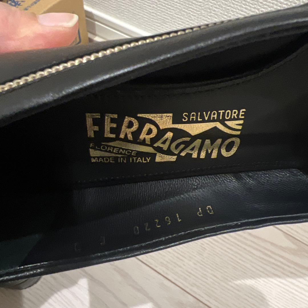 Ferragamo 黒ゴールドチェーン付き靴