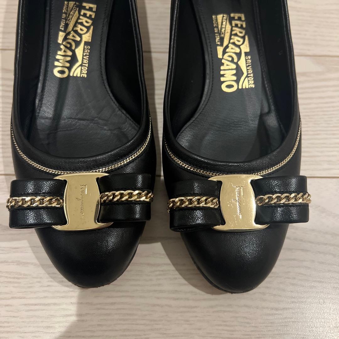Ferragamo 黒ゴールドチェーン付き靴
