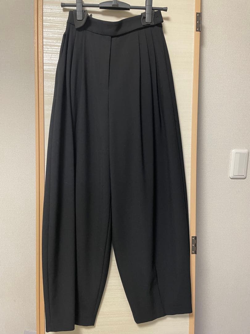 ルフィル　LE PHILタックコクーンパンツ　ハイウエスト　カーヴィ　黒