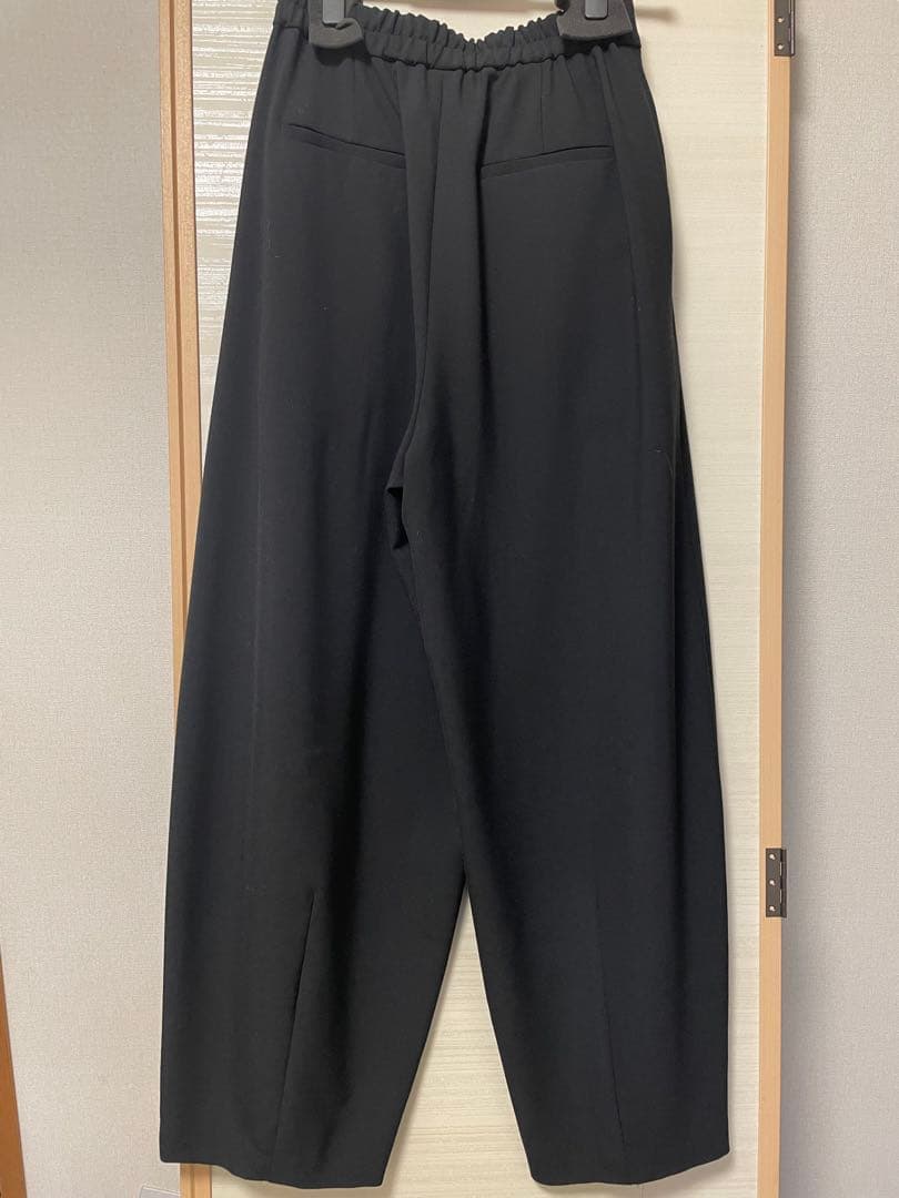 ルフィル　LE PHILタックコクーンパンツ　ハイウエスト　カーヴィ　黒