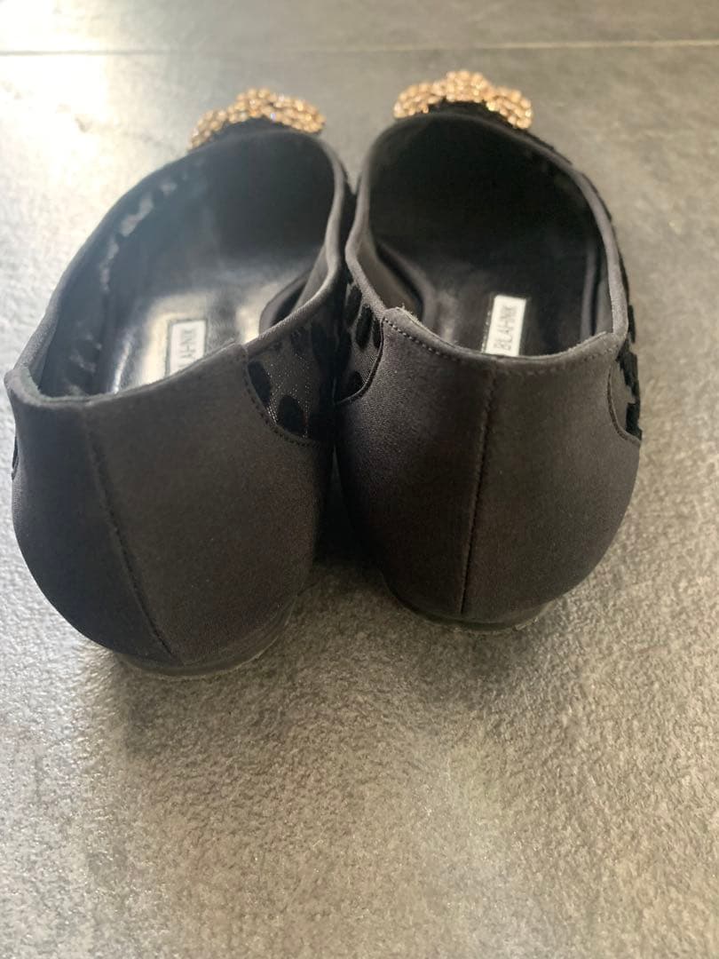 マノロブラニ　ビジューハンギシフラットシューズ