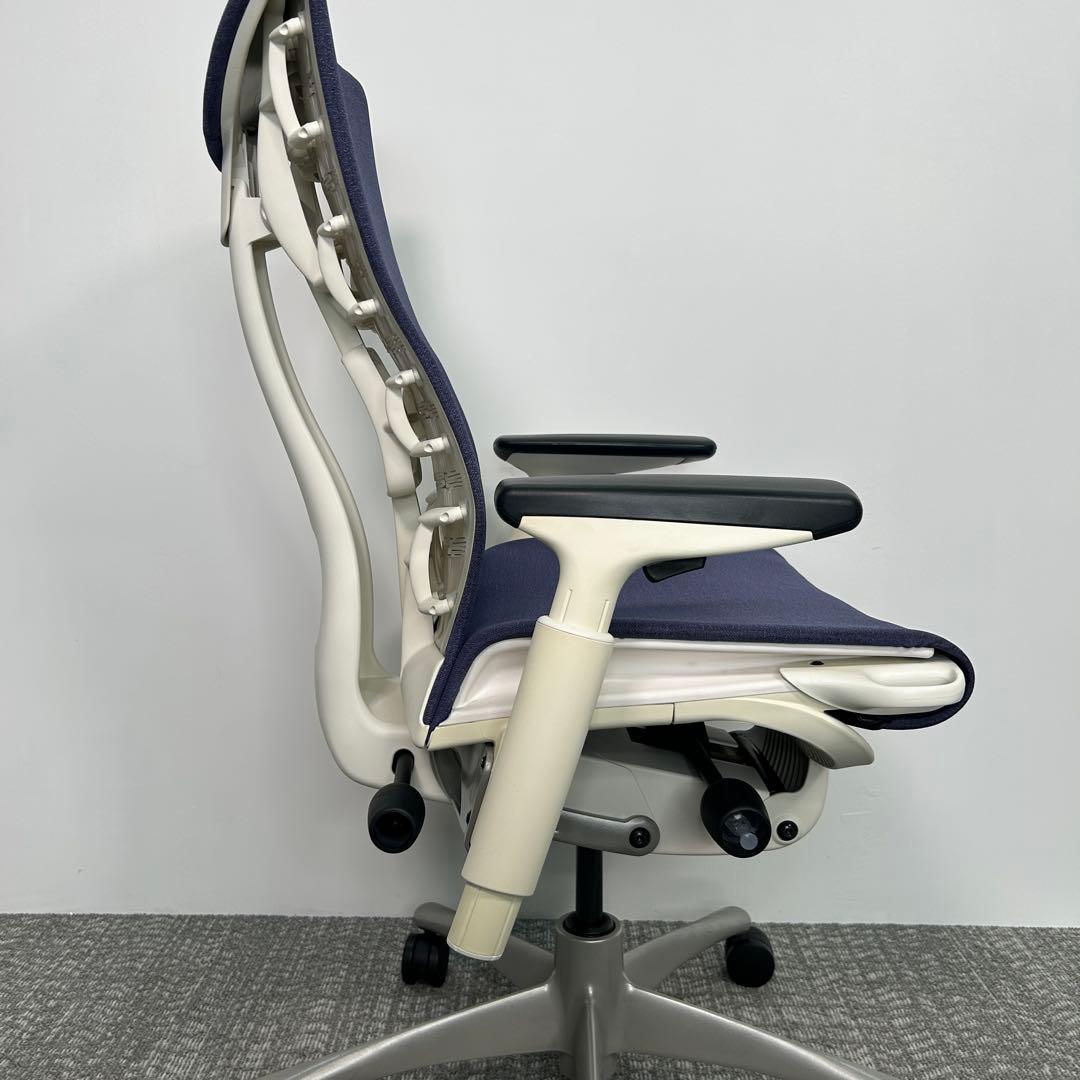 G. エンボディチェア. ハーマンミラー ホワイト Embodyネイビー