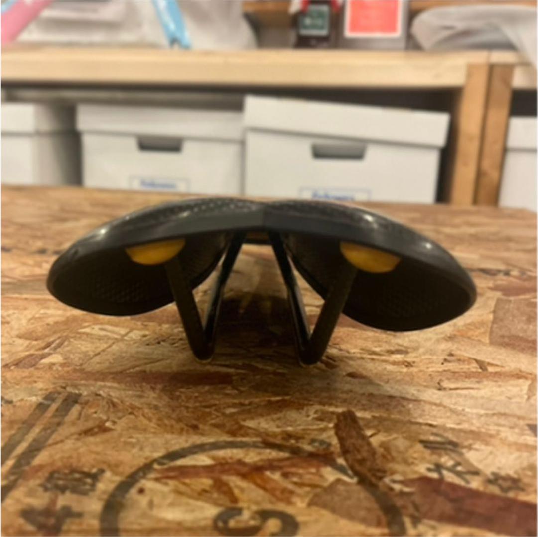 k*2様 ③ コリマ　カーボンサドル　レア　ピスト　トラック