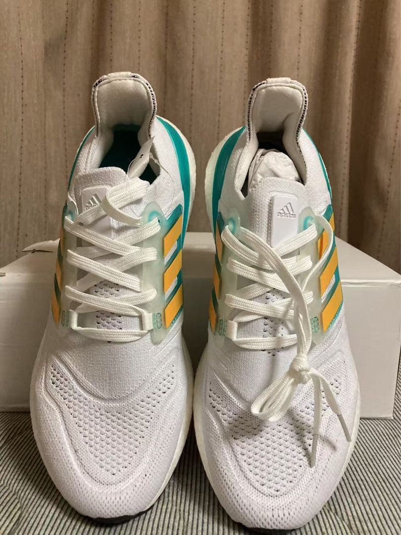 M*p様 adidas Boost ランニングシューズ ホワイト/ターコイズ/イ