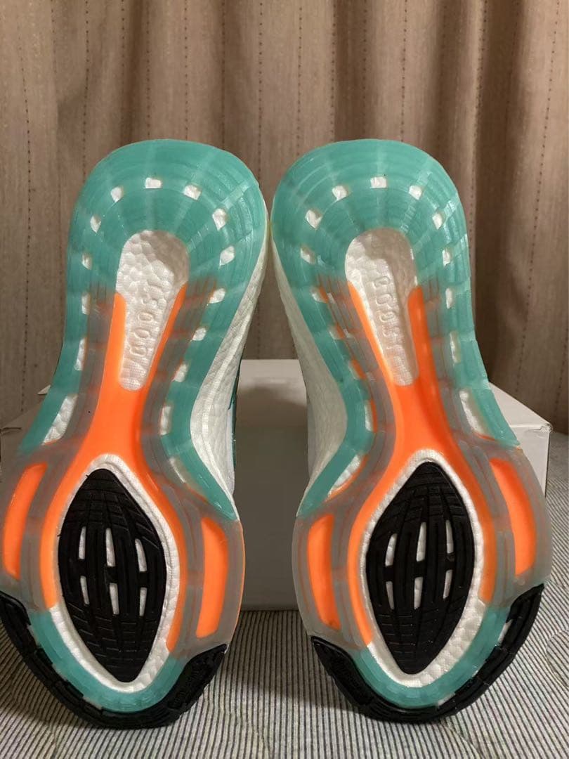 M*p様 adidas Boost ランニングシューズ ホワイト/ターコイズ/イ