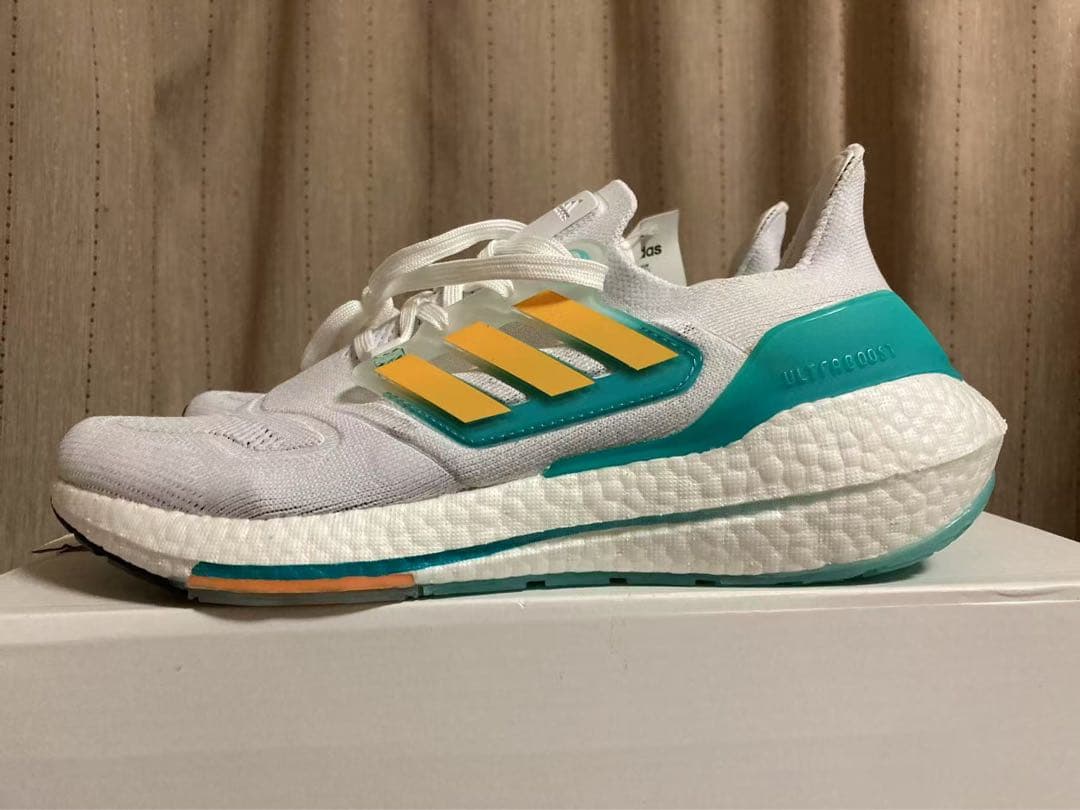 M*p様 adidas Boost ランニングシューズ ホワイト/ターコイズ/イ