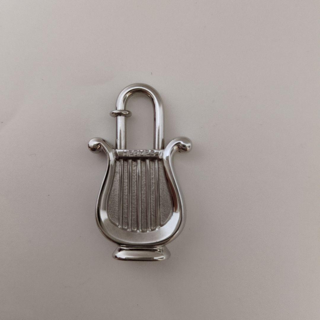 エルメス　HERMES ハープ型　カデナ　チャーム シルバー 箱付き