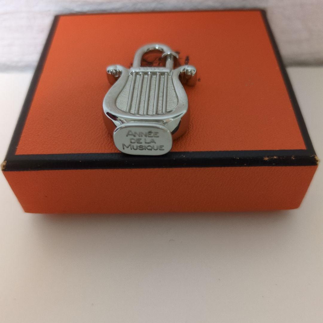 エルメス　HERMES ハープ型　カデナ　チャーム シルバー 箱付き