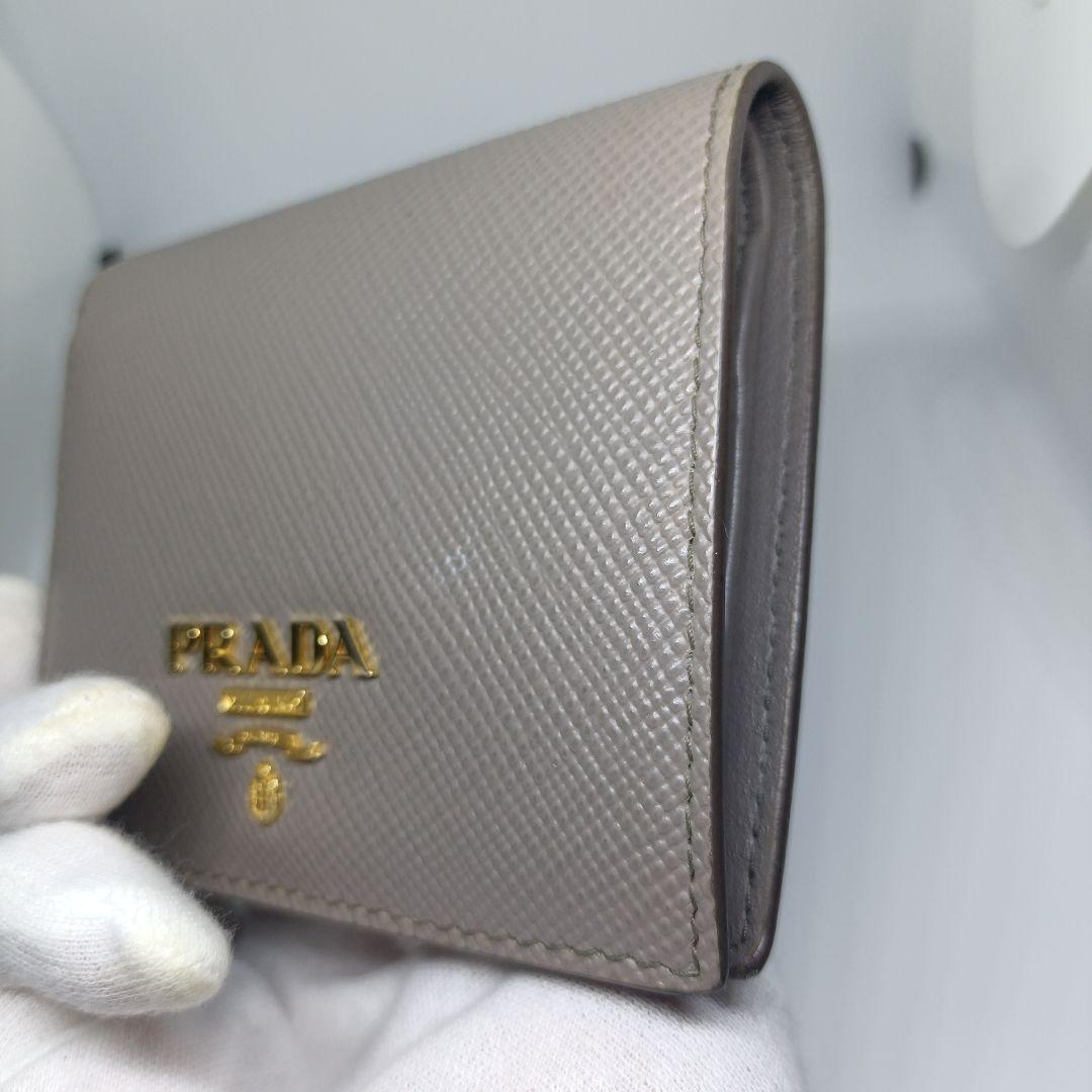 プラダ２つ折り財布　PRADA折財布ベージュ