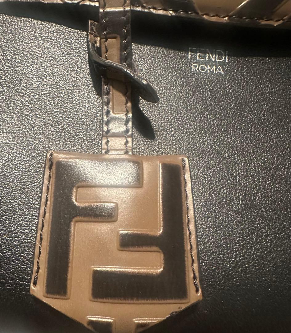FENDI ショルダーバッグ ブラック　スモール