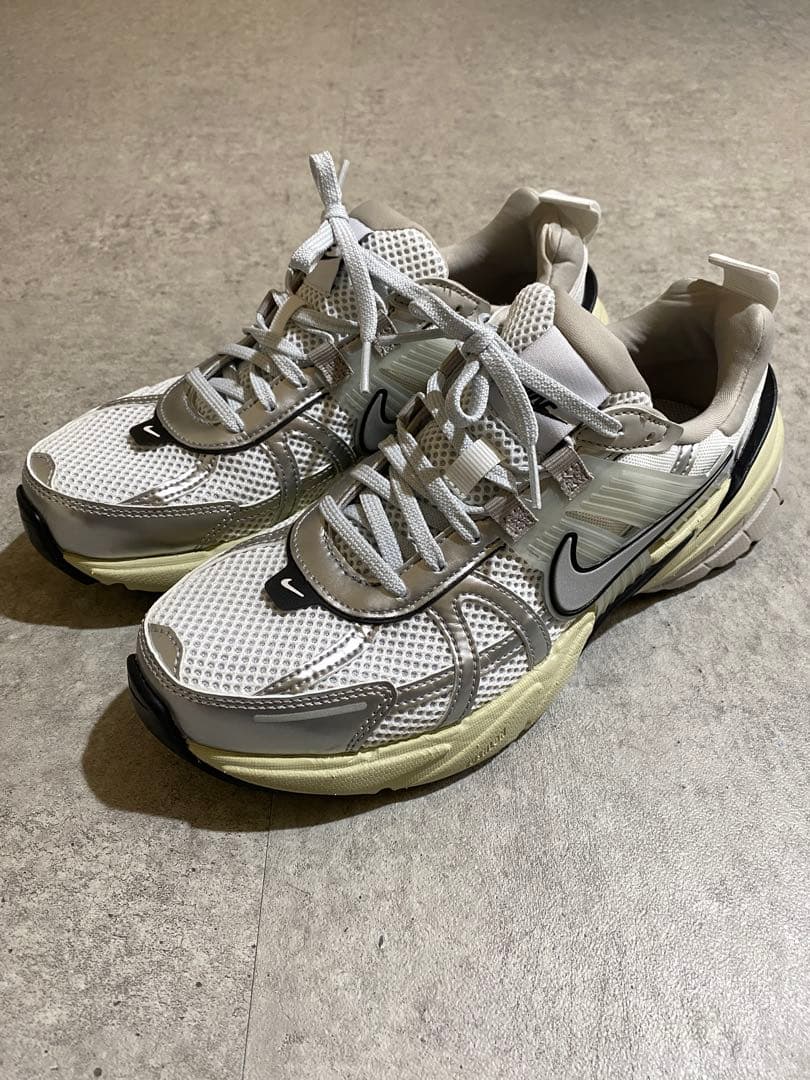 NIKE V2Kラン　シルバー　スニーカー　25cm
