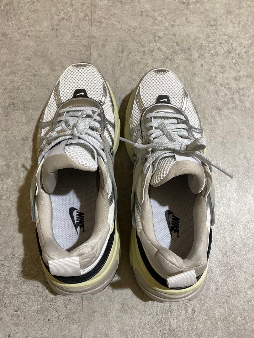 NIKE V2Kラン　シルバー　スニーカー　25cm