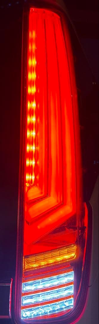 トヨタ ヴォクシー・ノア・エスクァイア 80系　ヴァレンティ テールランプ