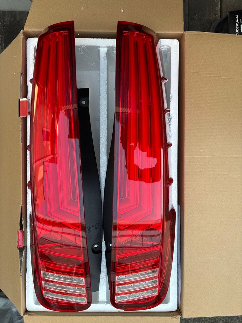 トヨタ ヴォクシー・ノア・エスクァイア 80系　ヴァレンティ テールランプ