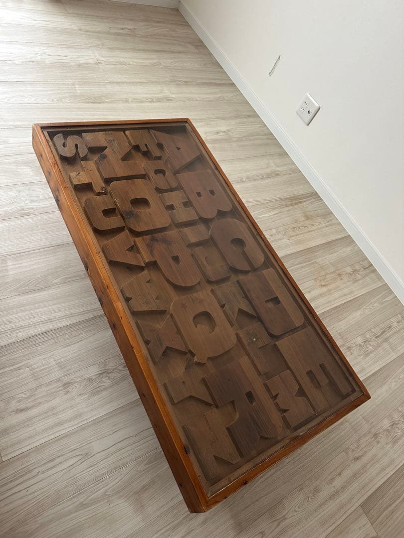 クラッシュゲートのABCテーブル アルファベットデザインのセンターテーブル