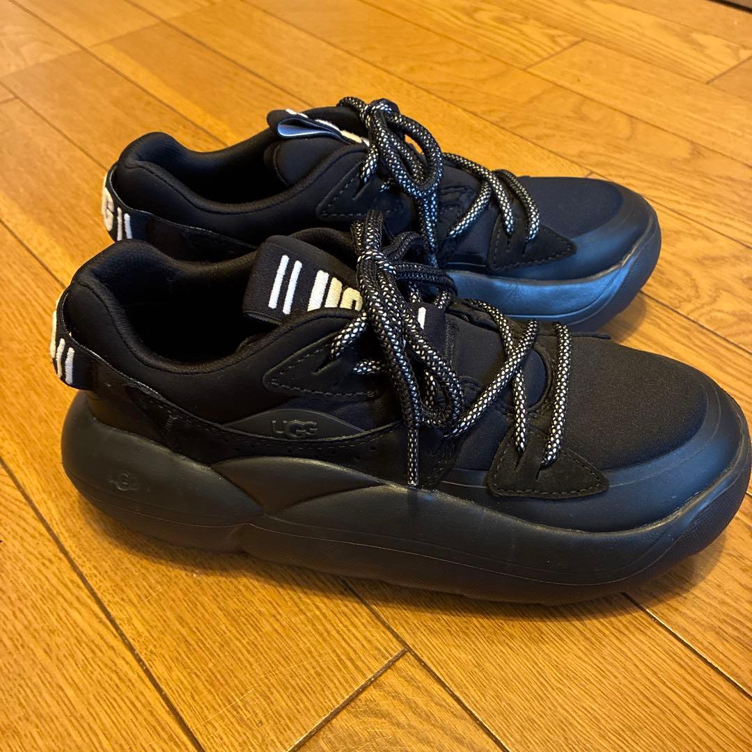 UGG厚底スニーカー