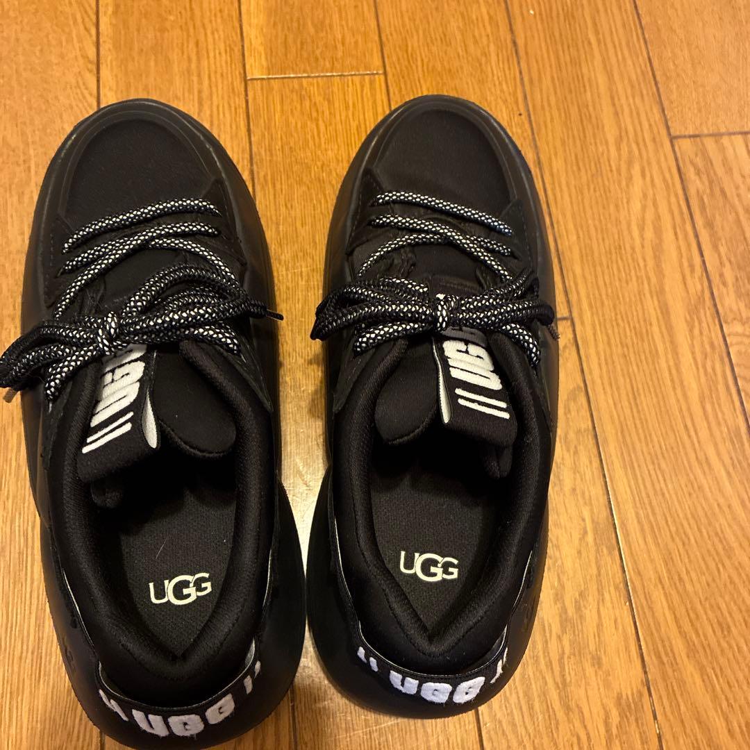 UGG厚底スニーカー