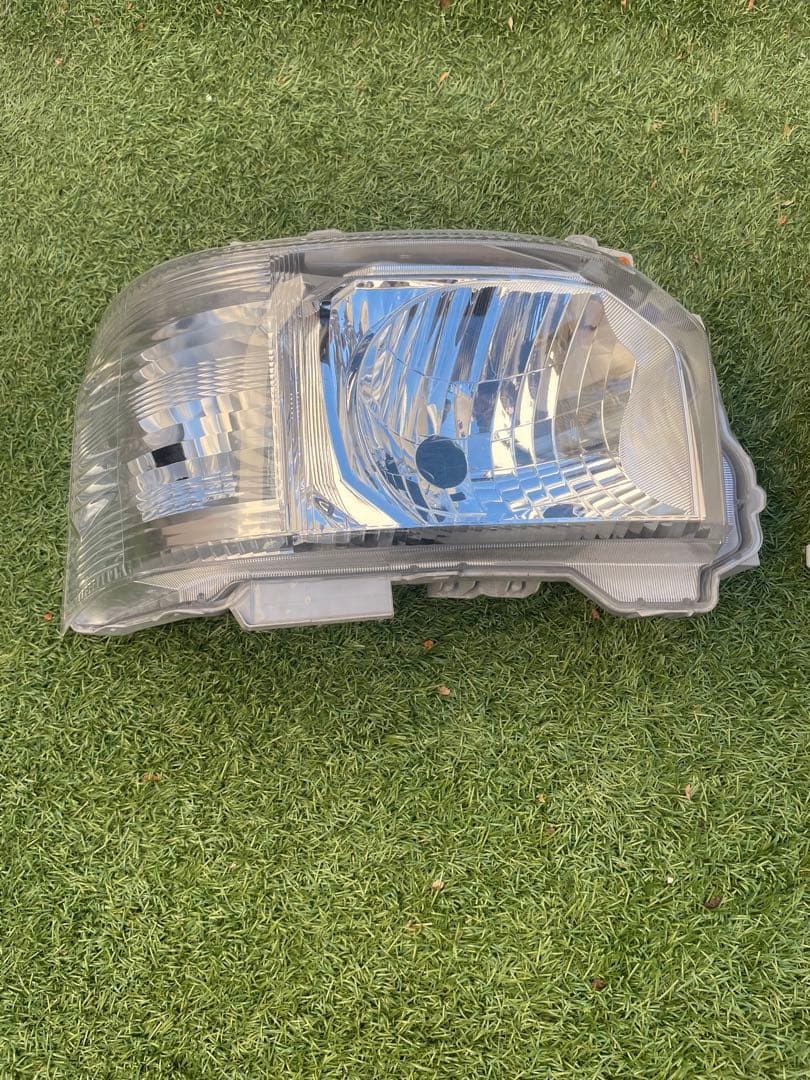 ハイエース4型以降の純正ヘッドライト　LEDではありません。