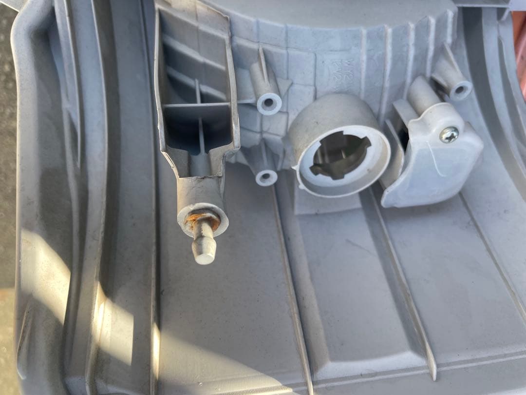 ハイエース4型以降の純正ヘッドライト　LEDではありません。