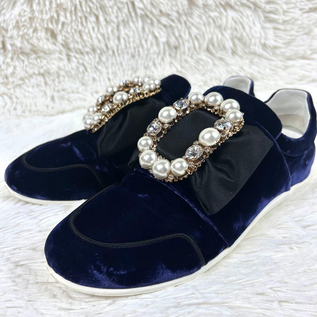 Blue rose ロジェヴィヴィエ パール ベルベット スニーカー 紺