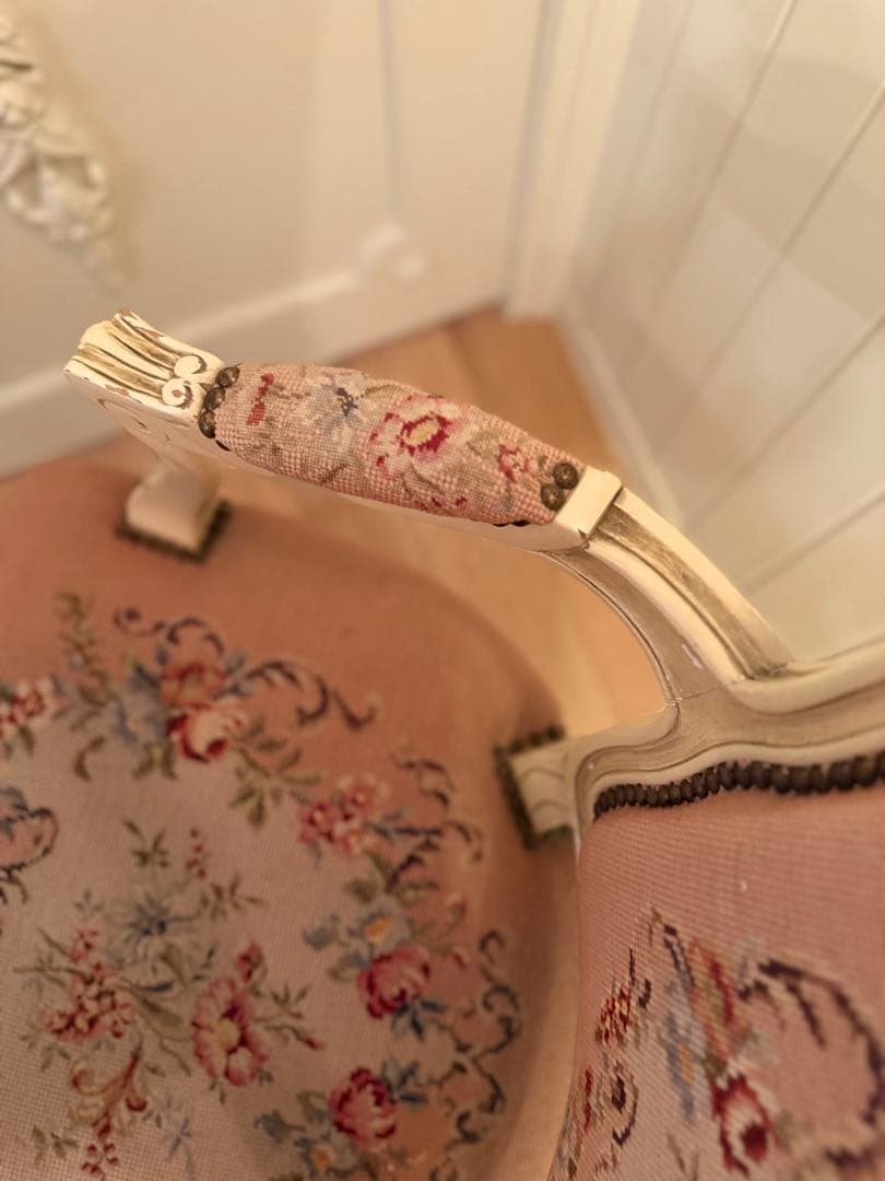 フランスアンティークピンクプチポワン肘掛け椅子チェアーホワイトフレーム