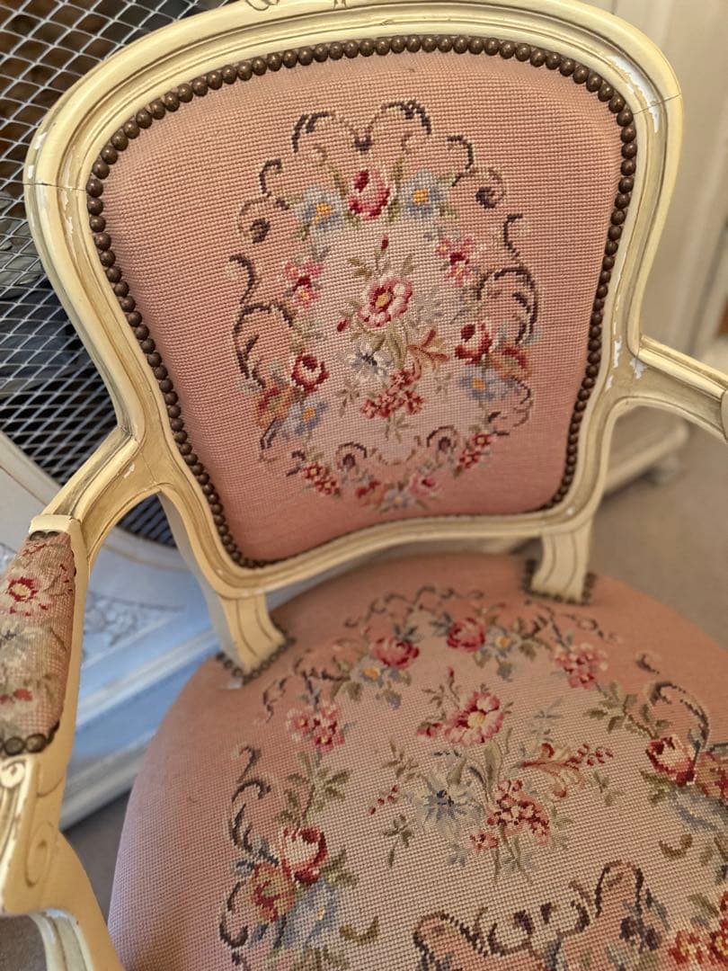 フランスアンティークピンクプチポワン肘掛け椅子チェアーホワイトフレーム