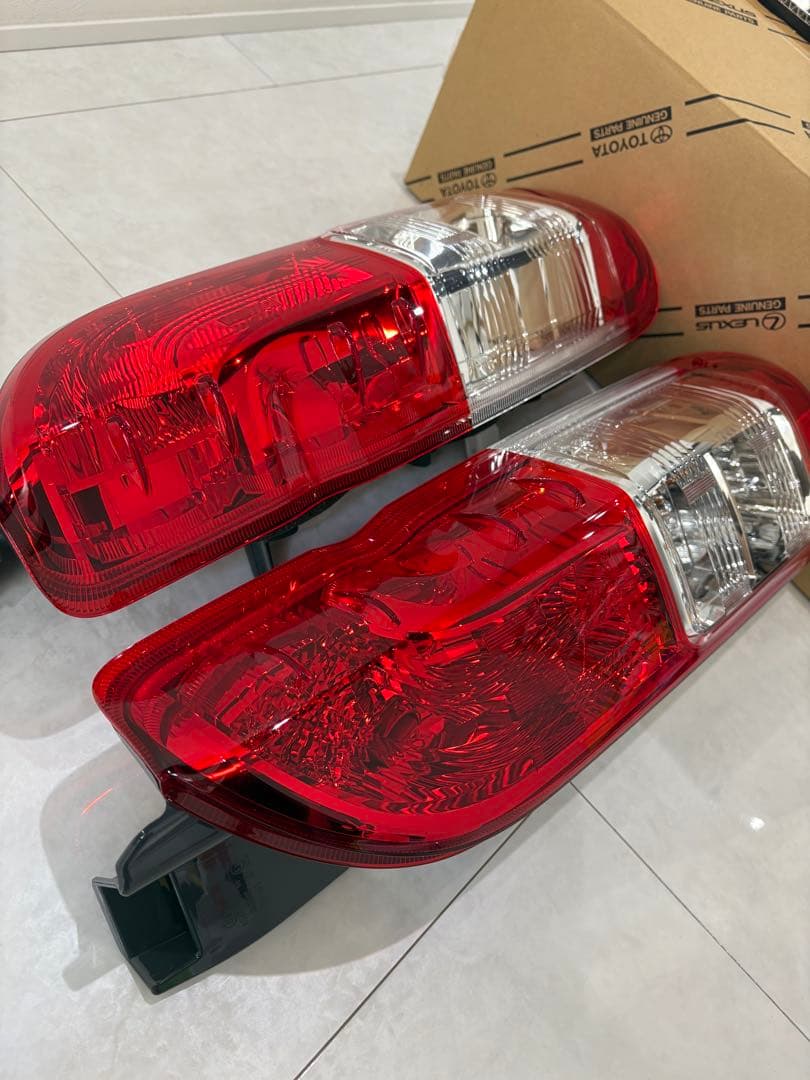 トヨタ ハイエース　スーパーGL テールランプセット 未使用　元箱付き