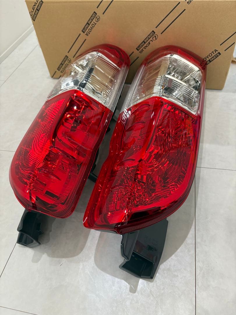 トヨタ ハイエース　スーパーGL テールランプセット 未使用　元箱付き