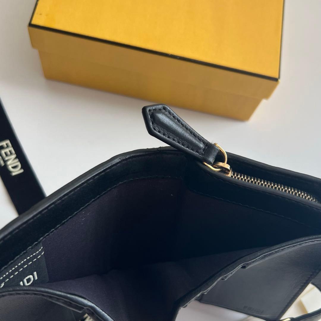 75 美品 FENDI フェンディ ズッカ 2つ折り財布