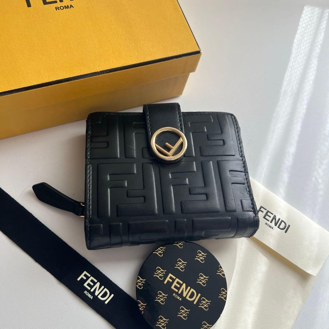 75 美品 FENDI フェンディ ズッカ 2つ折り財布