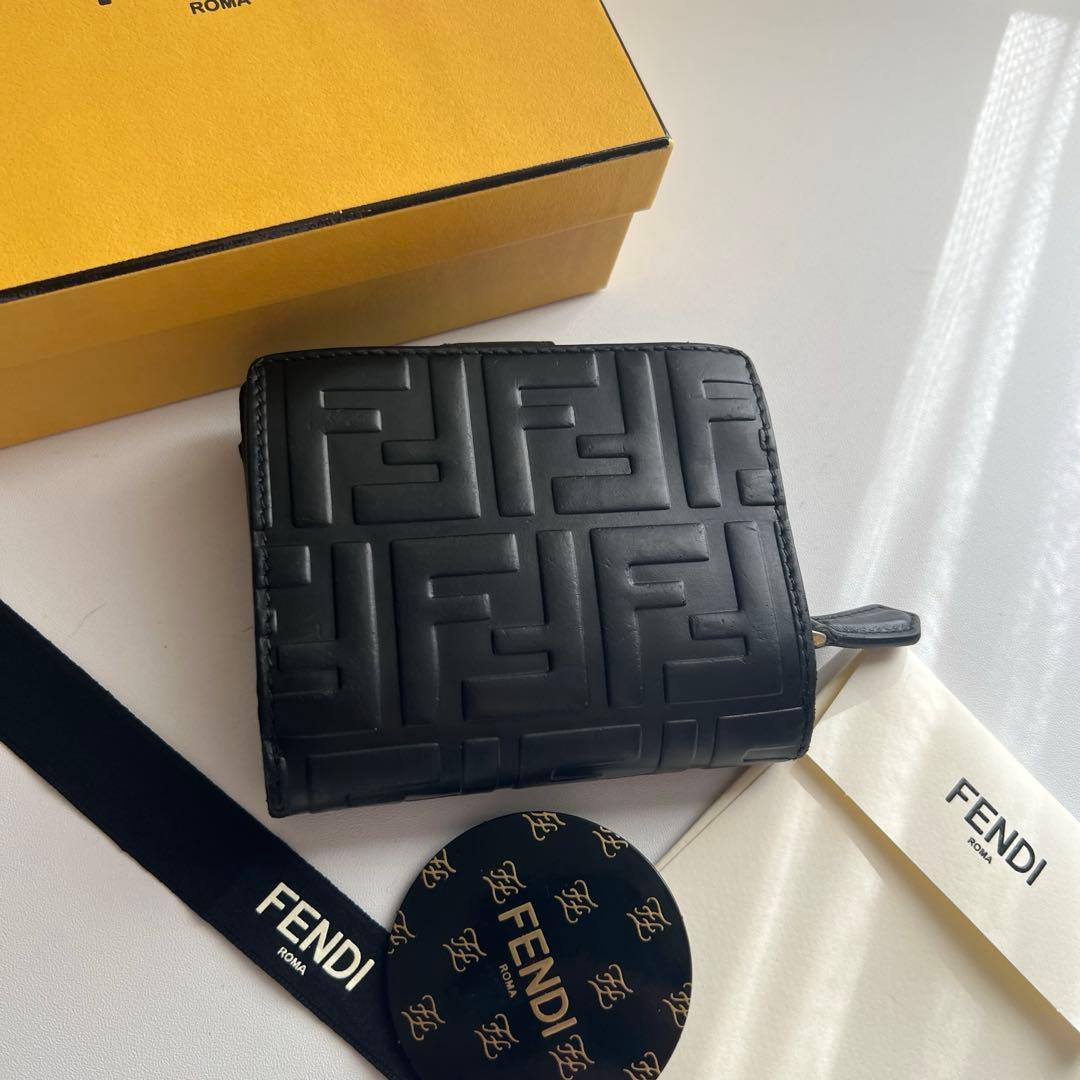 75 美品 FENDI フェンディ ズッカ 2つ折り財布