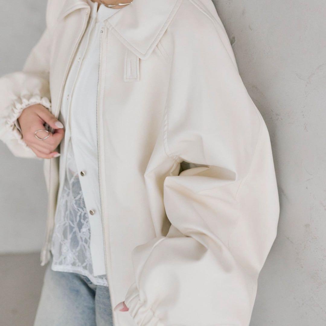 【新品タグ付き】mystic バルーンスリーブフェイクレザーブルゾン アイボリー