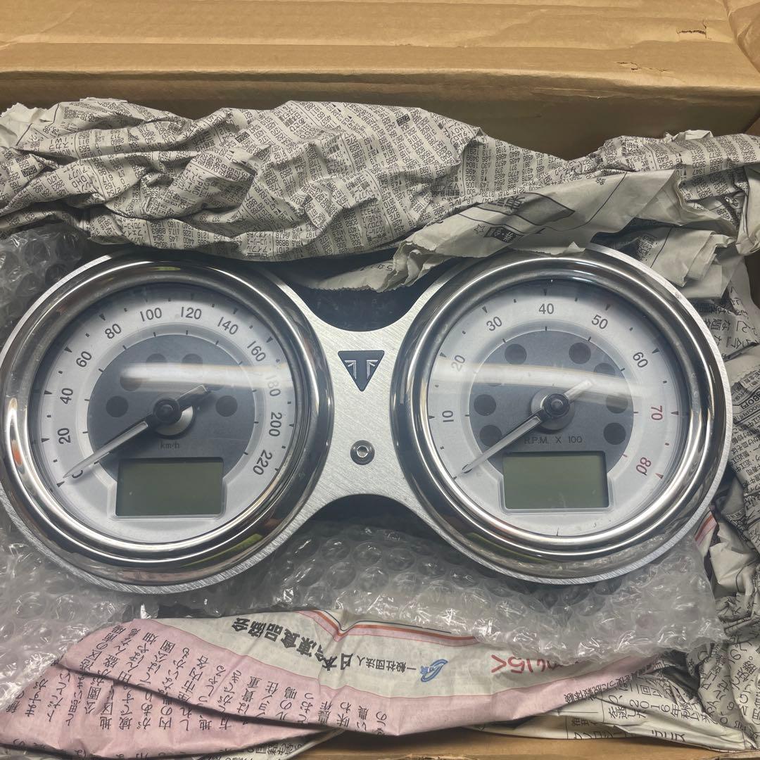 トライアンフ　スラクストン1200R メーター