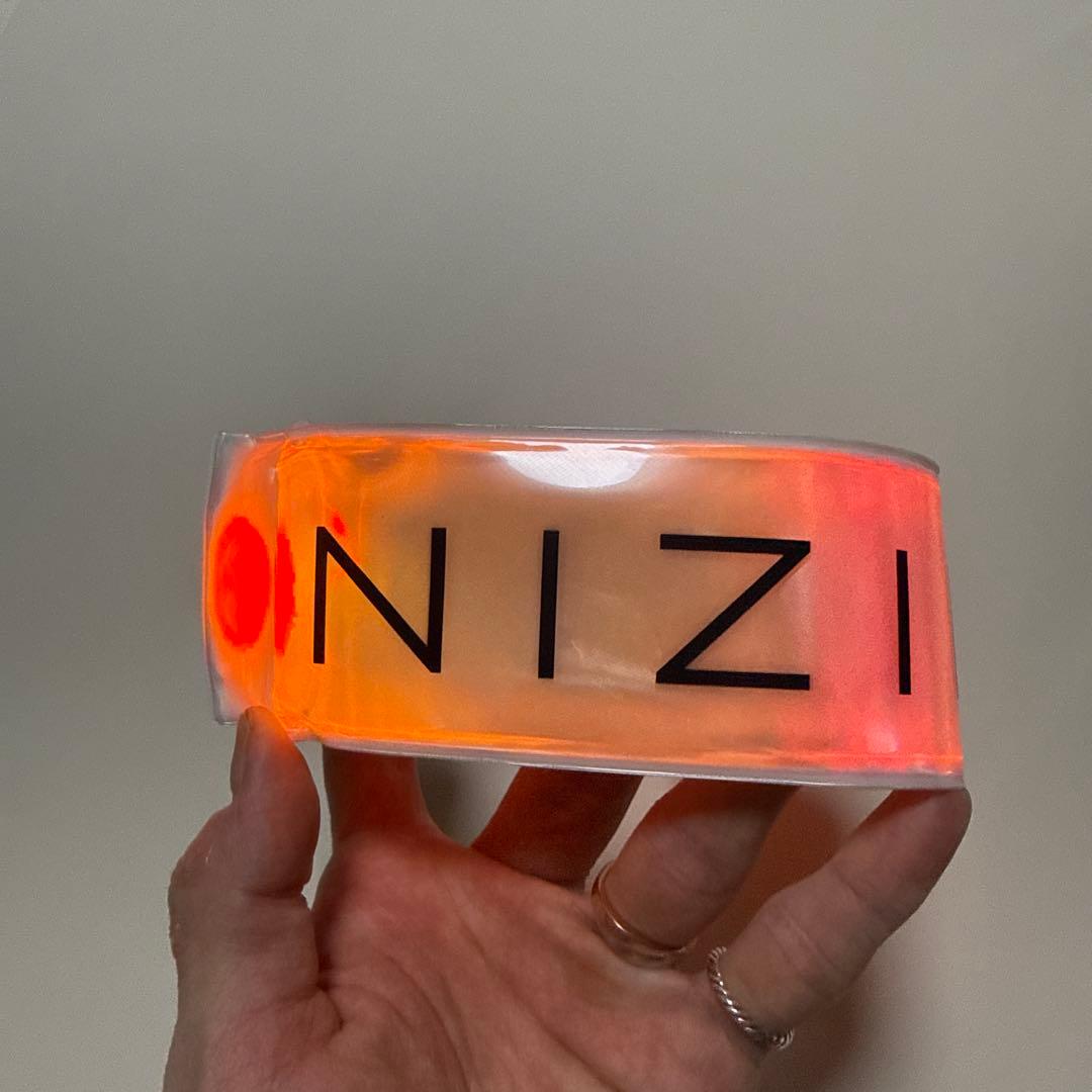 NIZIU ペンライト ホワイト 充電スタンド ケース　リストバンド付き