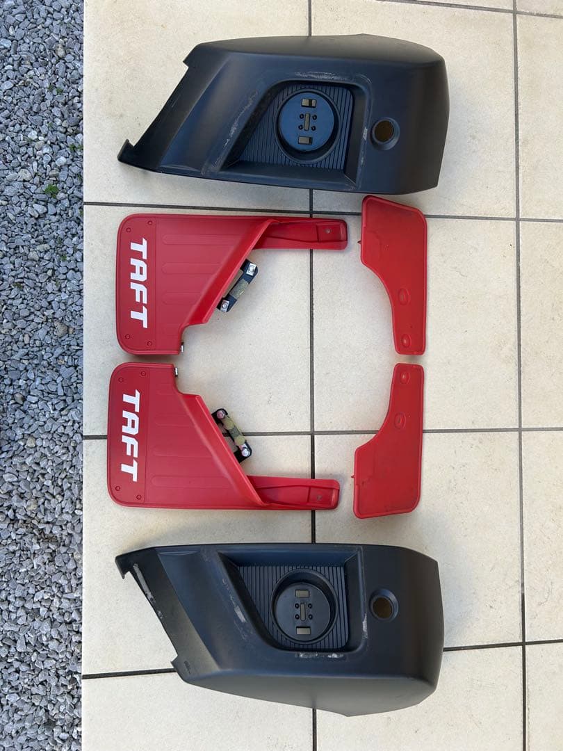 ダイハツ タフト TAFT 純正マッドガード レッド