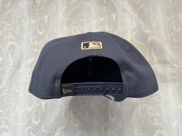 大谷翔平MLB2025NLDS優勝記念ロッカーROOMチャコールB/CAP限定品