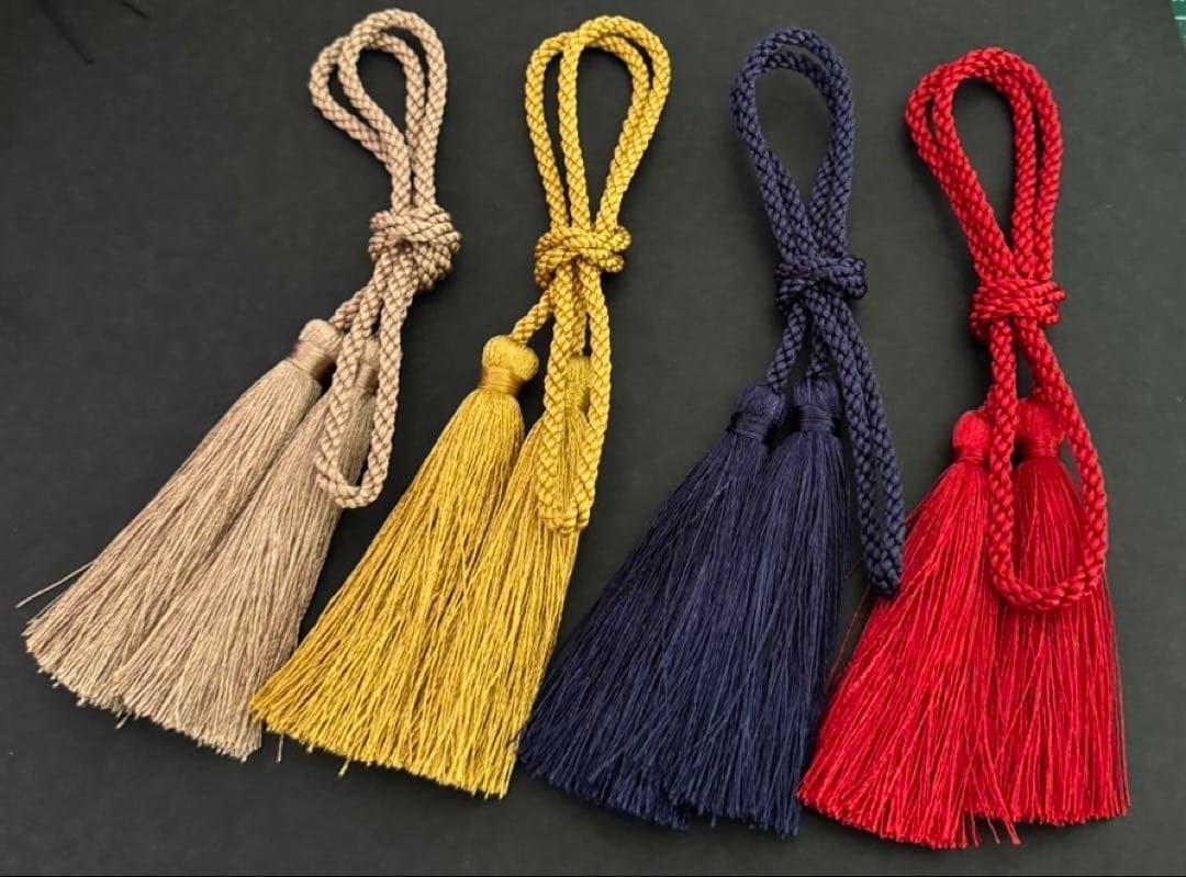 つまみ細工　黒　アイボリー　ゴールド