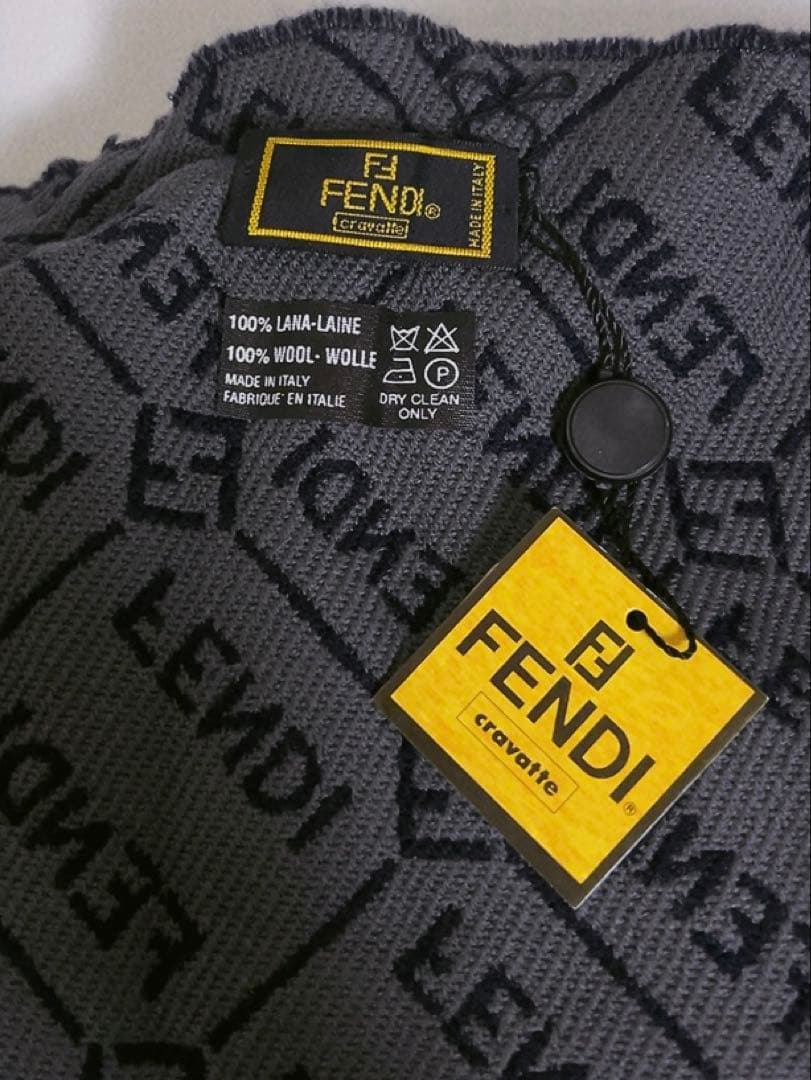 フェンディ　FENDI マフラー　グレー×ブラック 未使用品　タグ付き