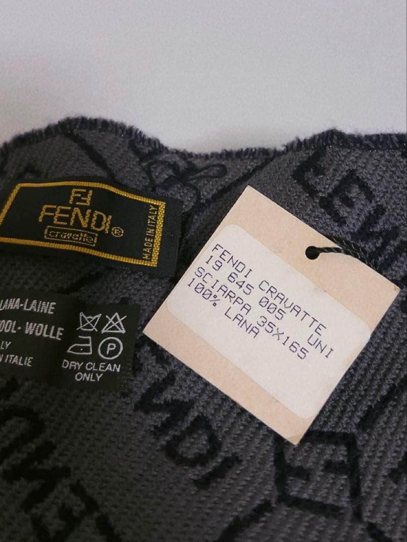 フェンディ　FENDI マフラー　グレー×ブラック 未使用品　タグ付き