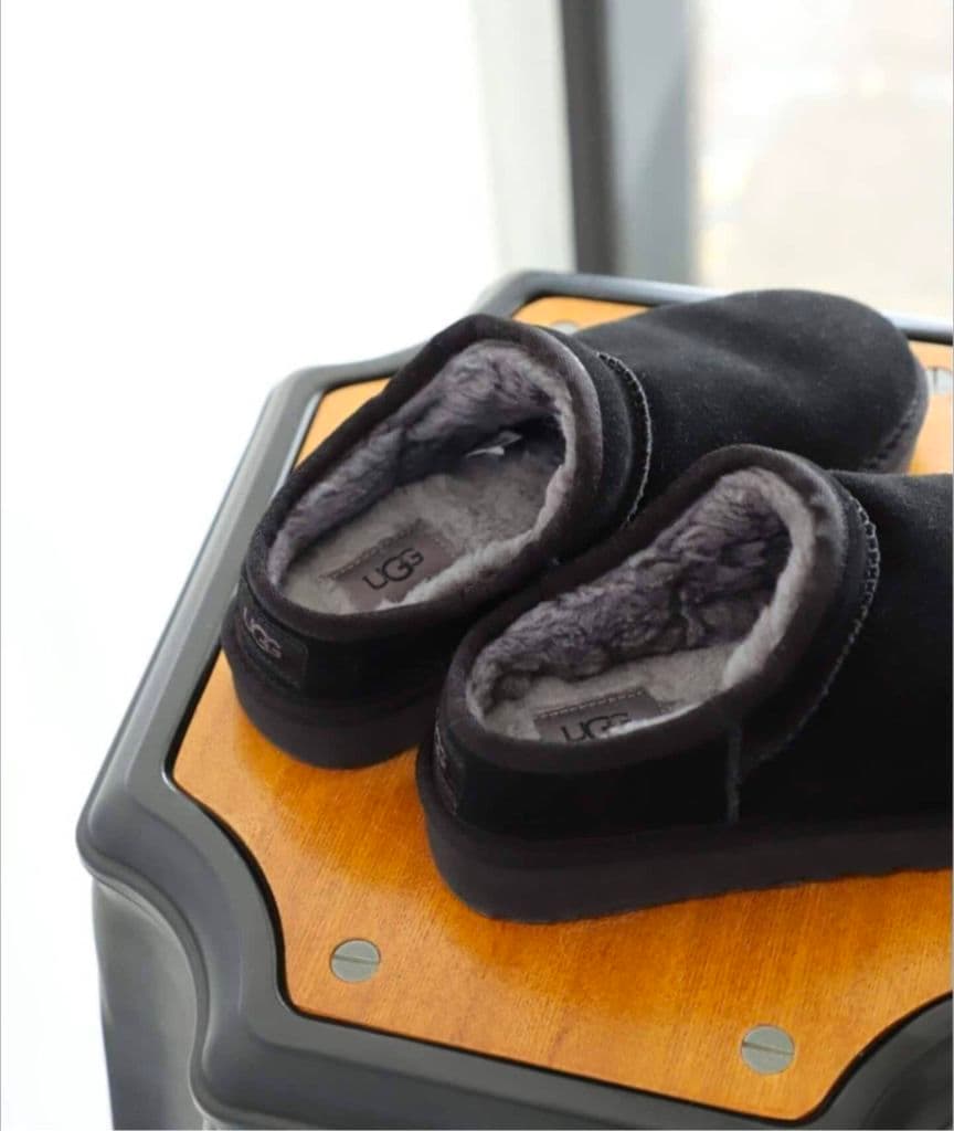 AASU　フレームワーク　UGG CLASSIC SLIPPER　ブラック