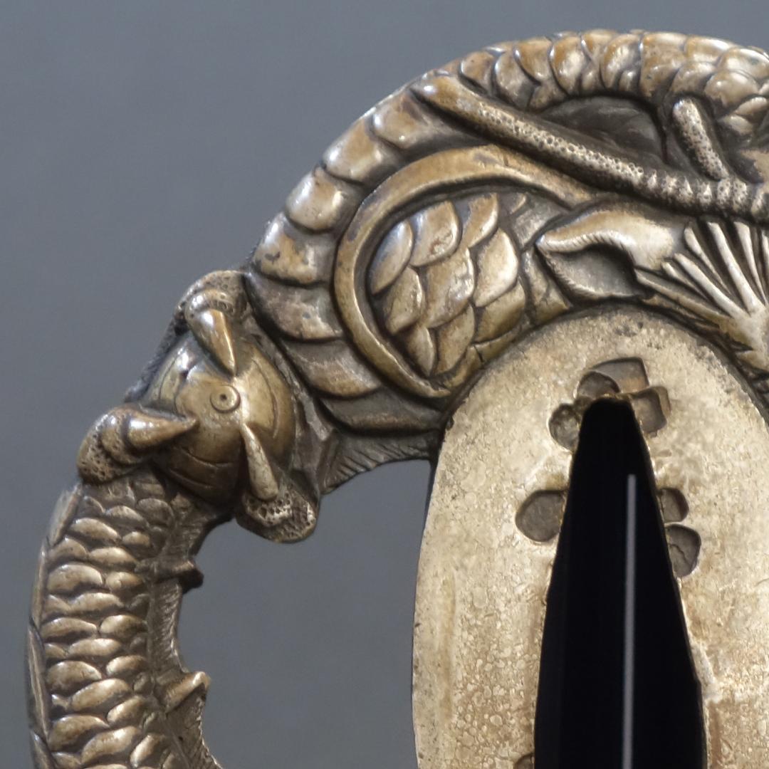 鍔 鐔 真鍮地 刀装具 武具 骨董【宝珠龍図透鍔】(鍔箱付き)