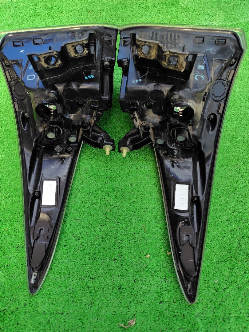 50系　プリウス　純正　テールランプ 前期　左右セット