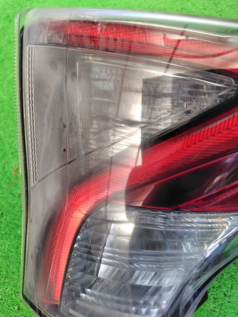 50系　プリウス　純正　テールランプ 前期　左右セット