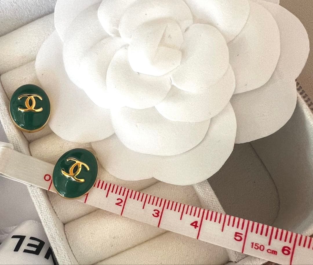 海外で買い集めたピアス キラキラストーン CHANELエレガントピアス　2点