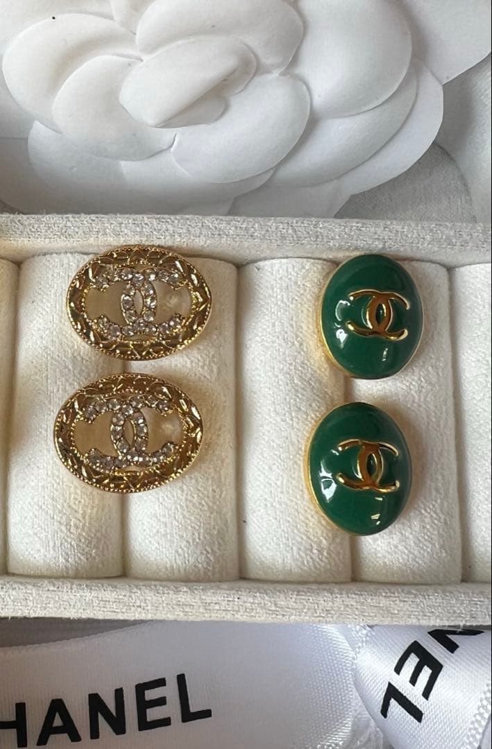 海外で買い集めたピアス キラキラストーン CHANELエレガントピアス　2点