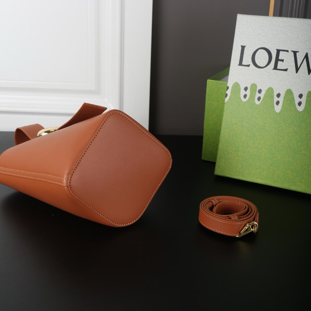 美品ノベルティ　ショルダーバッグ　ブラウン　レザー