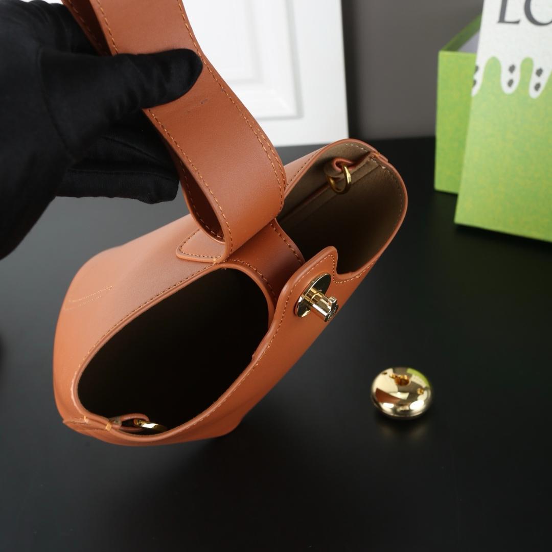 美品ノベルティ　ショルダーバッグ　ブラウン　レザー