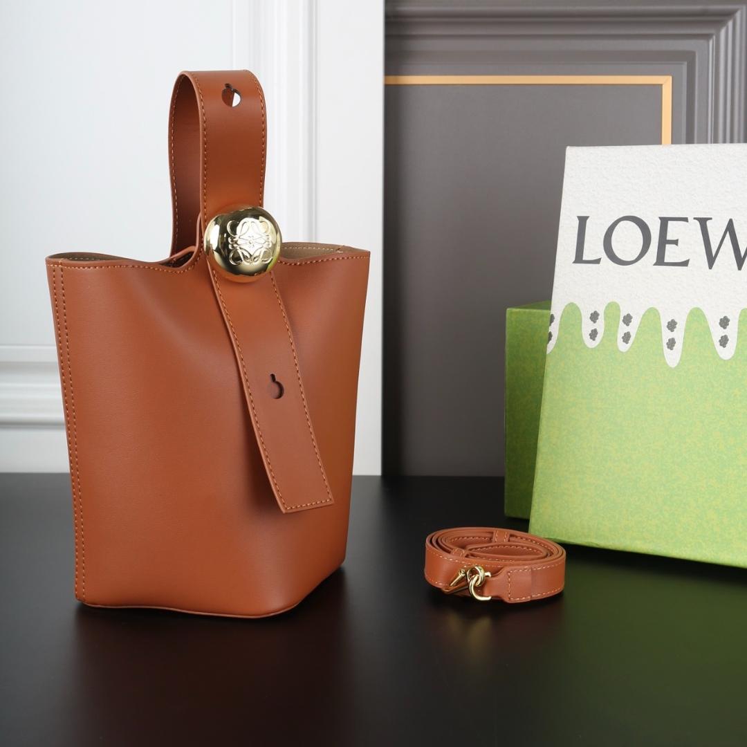 美品ノベルティ　ショルダーバッグ　ブラウン　レザー