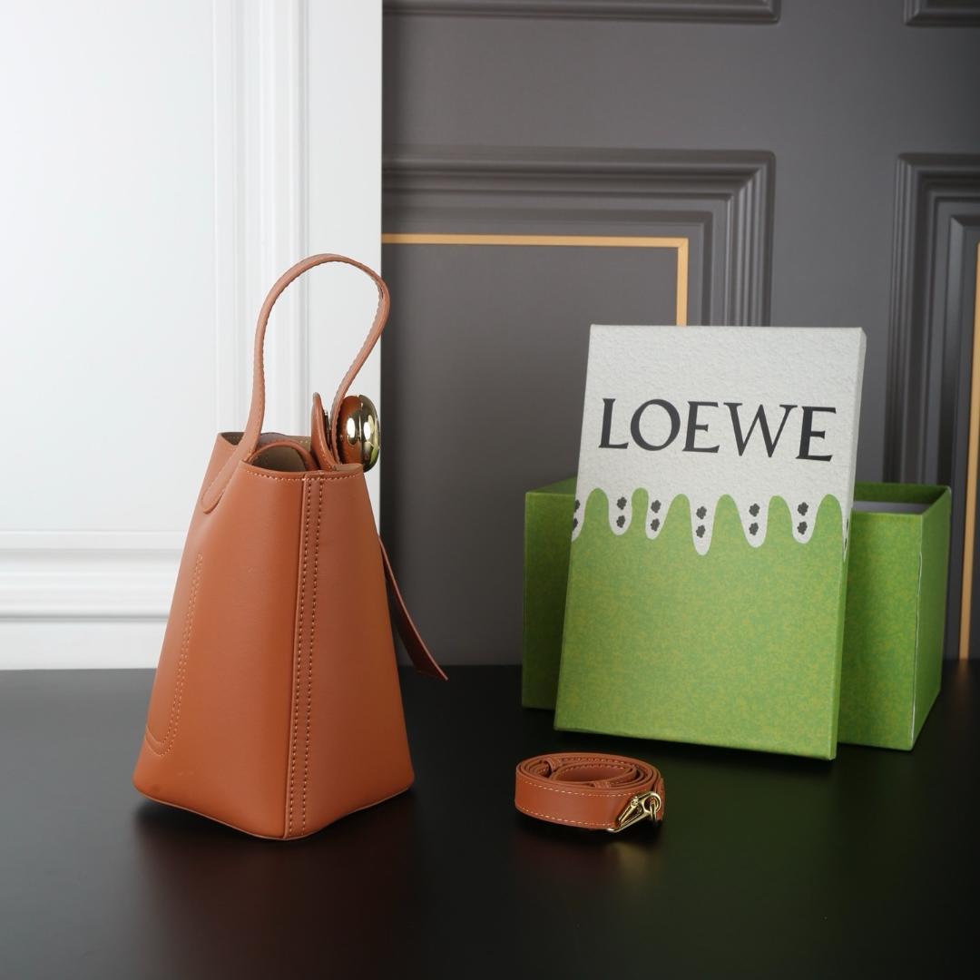 美品ノベルティ　ショルダーバッグ　ブラウン　レザー